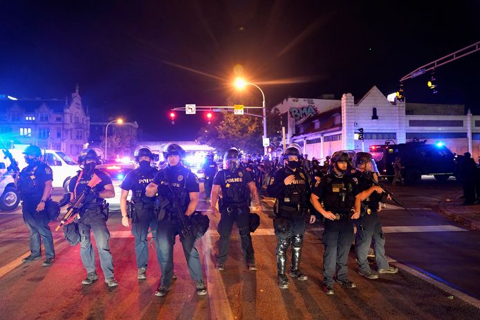 Agenten blokkeren de weg in Louisville, Kentucky.