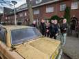 Meer groen in de stad? Natuur neemt langzaam bezit van oude Volvo in Eindhoven
