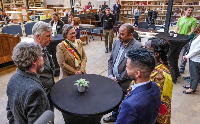 Onder meer medewerker Ghassan Al Mashhadani  (rechts van burgemeester Lut Deseyn)  maakte even een praatje met de koning.