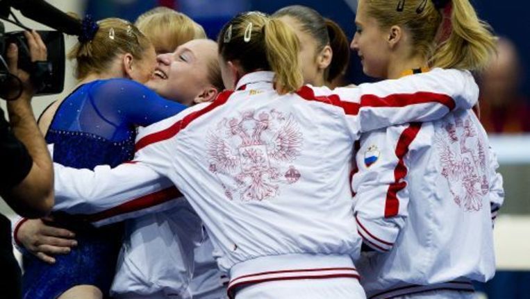 De Russische turnsters nadat duidelijk is gewonnen dat zij de landenfinale gewonnen hebben. © anp Beeld 