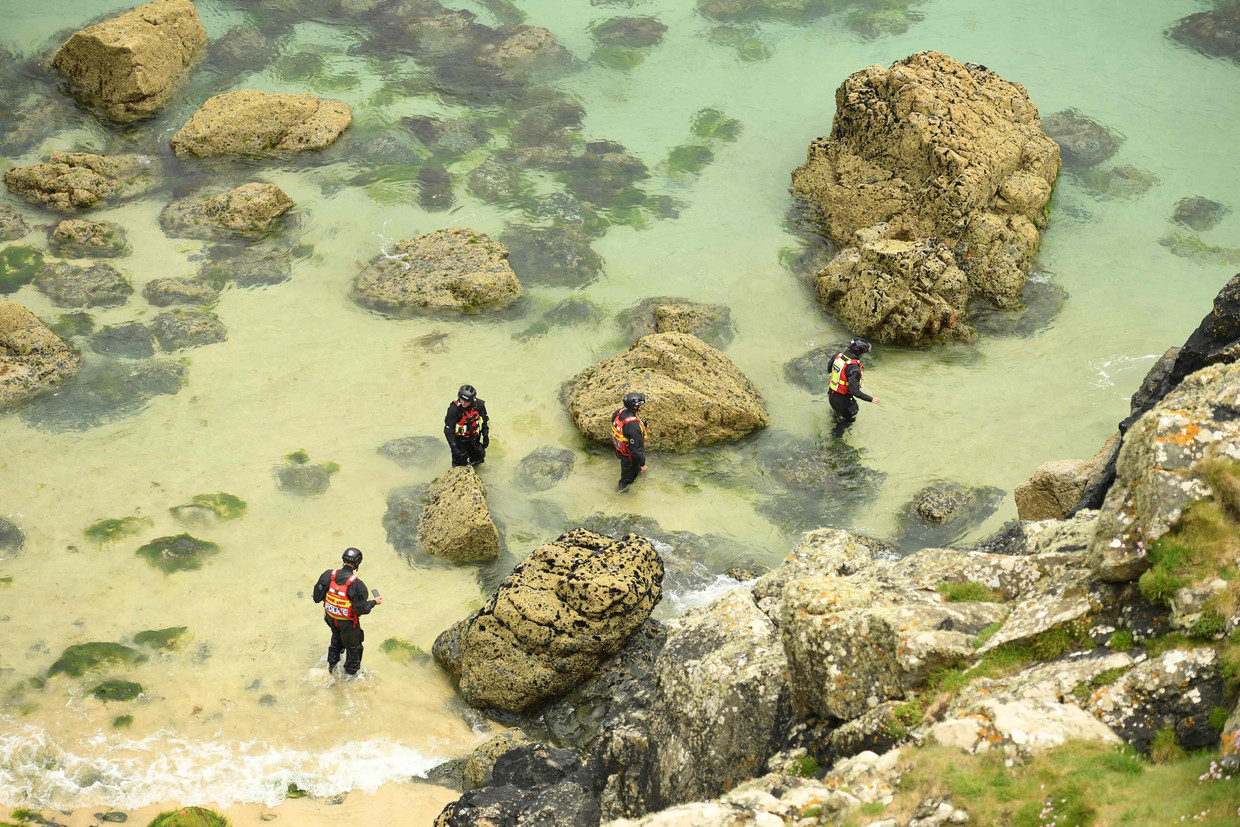 Petugas berpatroli di pantai berbatu di Corbis Bay untuk melindungi situs G7.  Gambar AFP