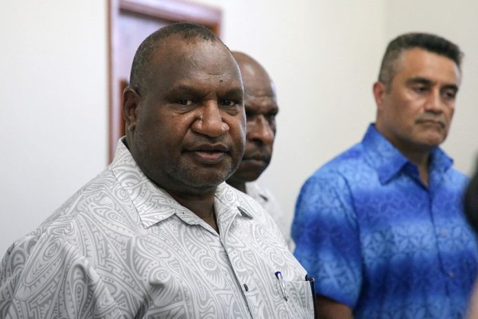 James Marape, eerste minister van Papoea-Nieuw-Guinea sprak de pers toe na de vrijlating van Barker.