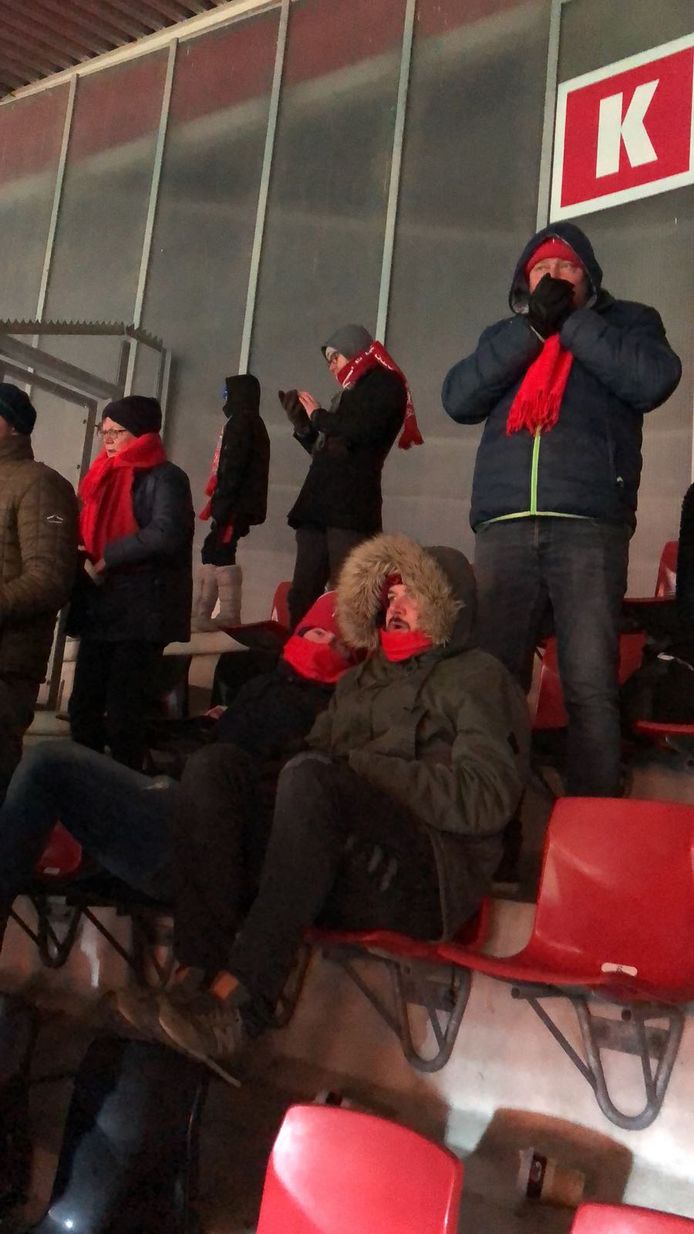 1.100 FC Twente-fans trotseren de extreme kou in Alkmaar
