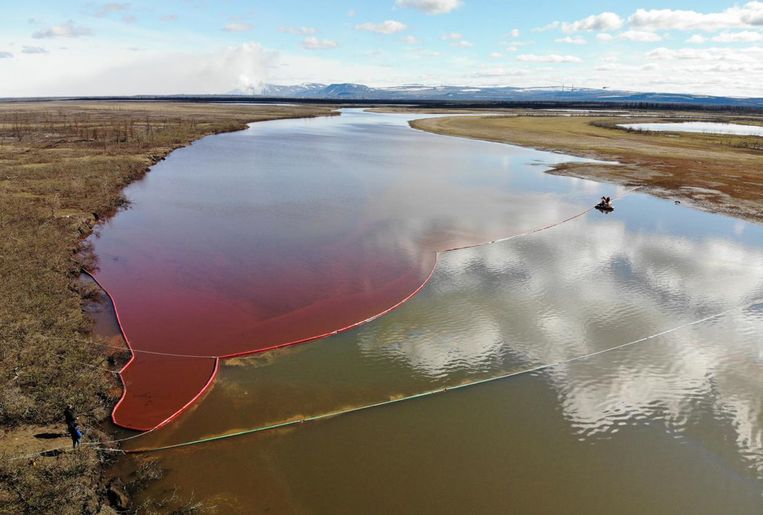 De Ambarnajarivier bij Norilsk in Siberië kleurt rood door de dieselolie. Beeld AFP