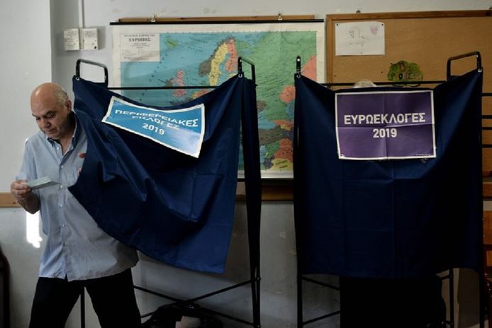 Griekenland was een van de eerste landen waar de stembureau's vanmorgen opengingen. De Grieken stemmen net als in België driemaal: voor de regionale, landelijke en Europese verkiezingen.