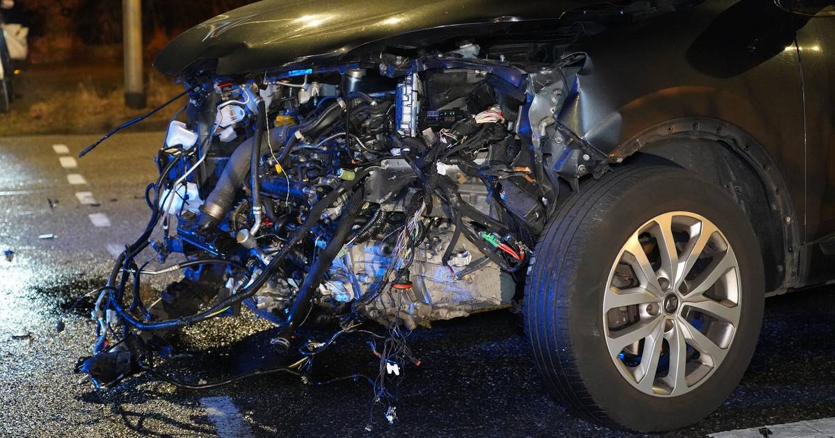 Ravage op de weg door botsing met auto’s in Dongen, twee bestuurders gewond.