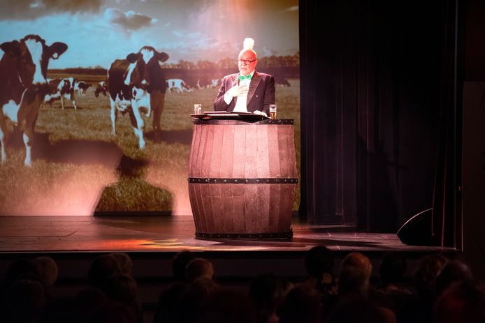 Het optreden van Tonnekus, met alleen Ton Santbergen in de ton. Zijn partner is geveld door corona.