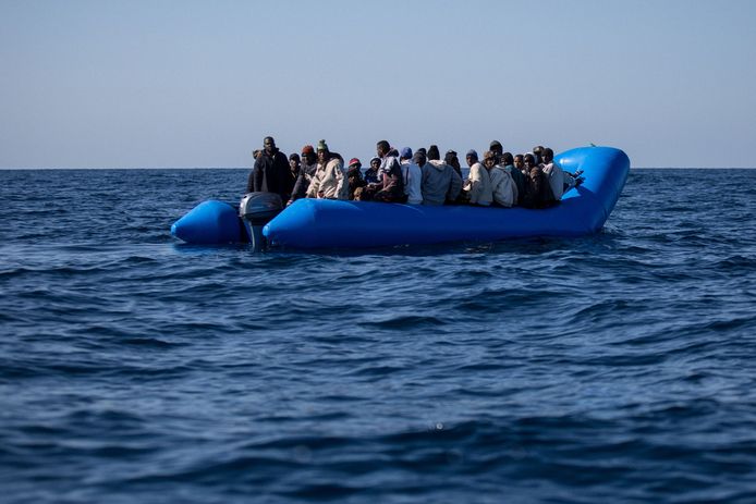 47 migranten in een rubberboot konden worden gered. Het is niet duidelijk of zij tot dezelfde groep behoorden van vluchtelingen die het niet haalden.