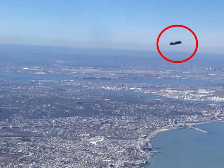 Vliegtuigpassagier merkt vreemd vliegend voorwerp op