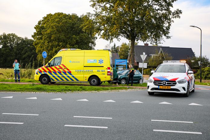 Een fietser is dinsdagavond gewond geraakt nadat hij in botsing kwam met een auto op de Klarenbeekseweg in Klarenbeek.
