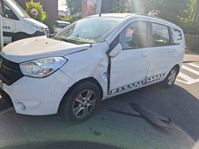 Bestuurder rijdt geparkeerde wagen in de vernieling en pleegt vluchtmisdrijf in Wondelgem