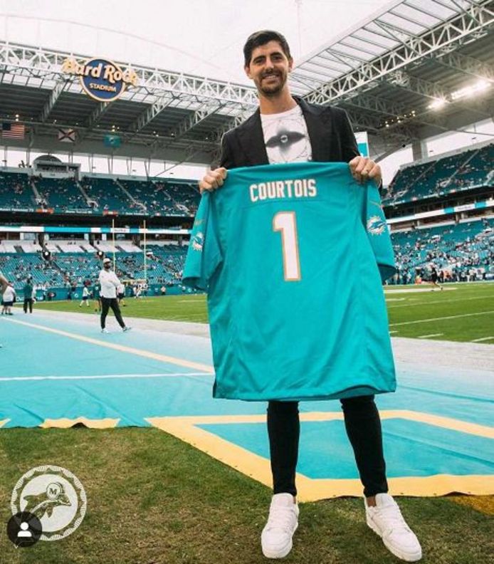 Courtois kreeg op het veld een gepersonaliseerd shirt van de Miami Dolphins overhandigd.