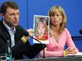 Archiefbeeld. Kate en Gerry McCann met een poster van hun vermiste dochter Madeleine 'Maddie' McCann, tijdens een persconferentie in juni 2007 in Berlijn.