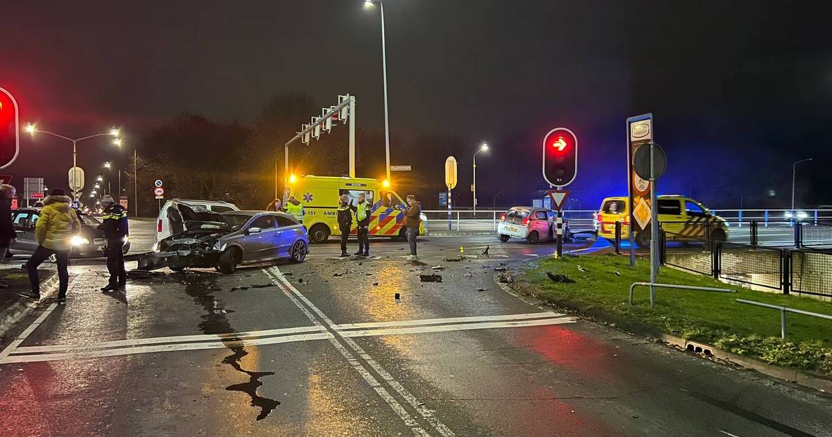 Vrouw naar ziekenhuis na botsing op kruising in Almelo.