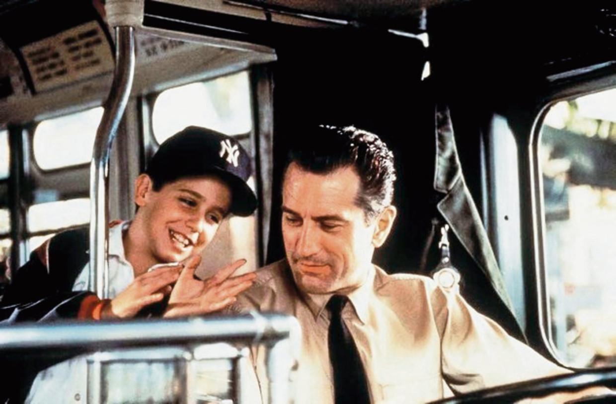 VS-1993  -  Robert De Niro Robert De Niro - driving bus and chatting to Francis Capra in scene from the film 'A Bronx Tale'. (ID: 7426) 1/4 page Â©Tribeca (Il Ã©tait une fois le Bronx) (In den StraÃüen der Bronx) Beeld CANAL+