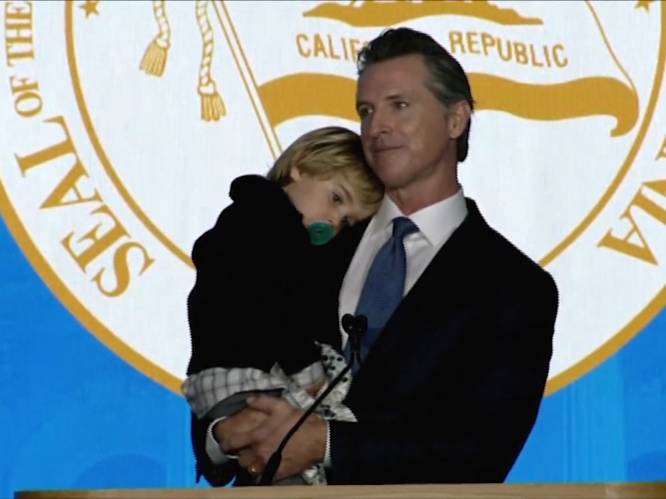 VIDEO. Nieuwe gouverneur van Californië geeft speech... maar het is zijn slaperige zoontje (2) die de show steelt