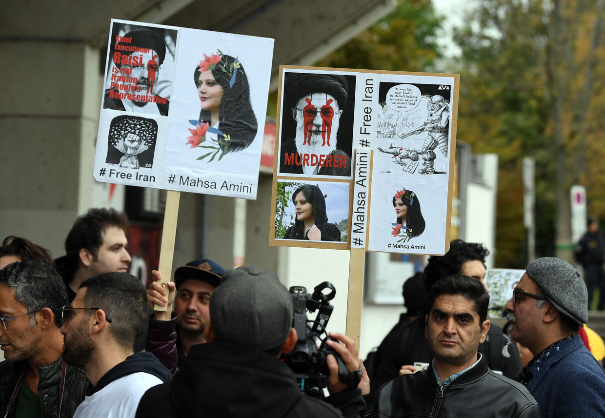 Voor de interland tussen Senegal en Iran, eind september in Oostenrijk, betogen toeschouwers tegen het religieuze regime. Beeld AFP