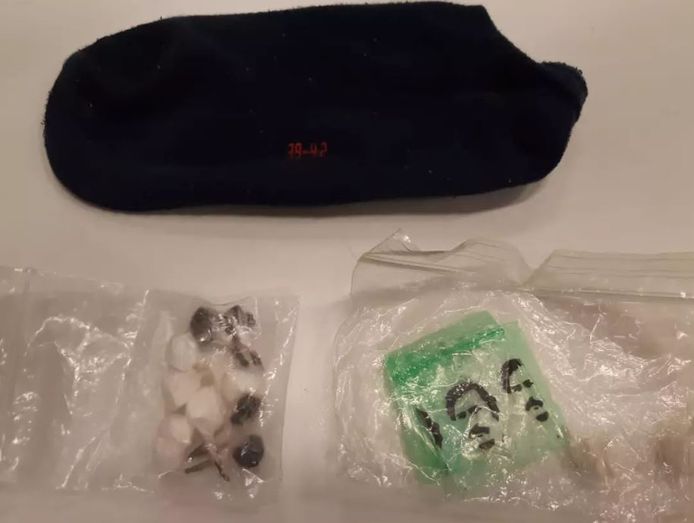 De verdachte had de drugs in een sok gestopt en die sok verstopt in zijn onderbroek.