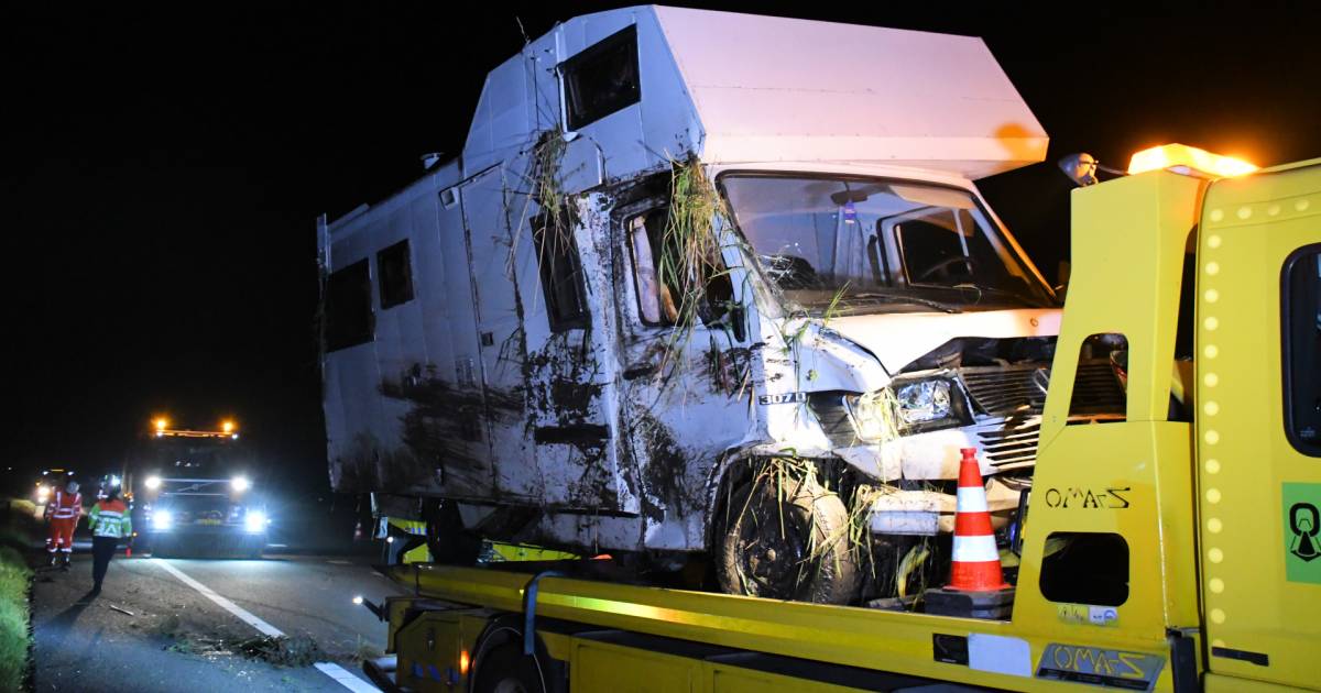Camper belandt in sloot na kop-staartbotsing A58 Kloetinge.