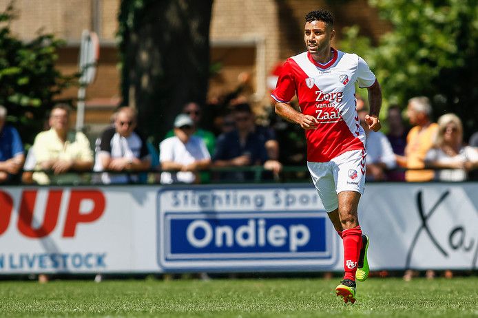 Anouar Kali Anouar eind juni in actie voor FC Utrecht tegen de amateurs van DHSC.