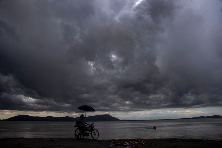 Regenwolken boven de Brahmaputra-rivier in Gauhati, India. Vrijdag, 23 juli 2021. Beeld AP