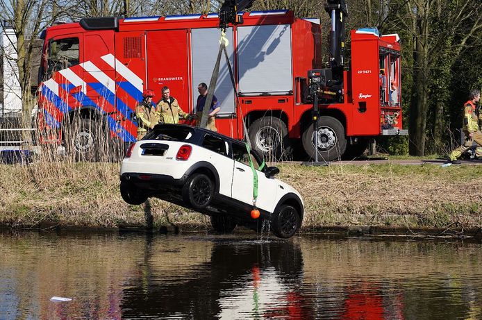 De auto werd door de brandweer uit het water gehaald.
