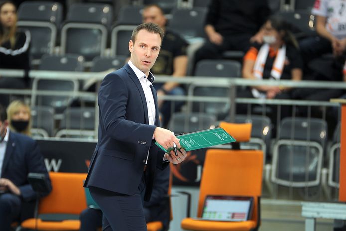 Roeselare-coach Steven Vanmedegael uit zijn bezorgdheid over het afhaken van een topclub zoals Menen.
