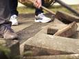 Het bodemoppervlak ontharden, oftewel tegels en beton vervangen met meer groen.