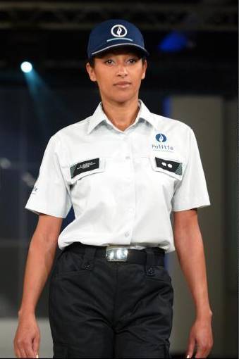 Les polici res g n es par leur uniforme Belgique 7sur7.be