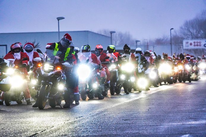 Zo'n 100 motards namen deel aan de kerstrun in Hoogstraten.