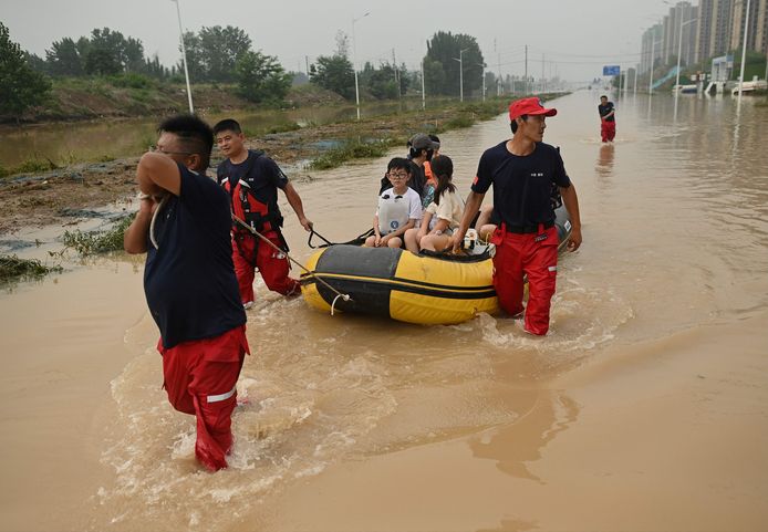 Petugas penyelamat di Zhengzhou, ibu kota provinsi China.