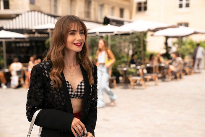 Lily Collins als Emily in Emily In Paris.