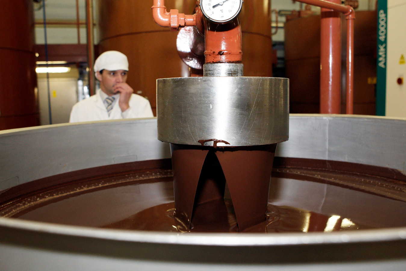 Технология шоколада. Производство шоколада. Шоколадная фабрика оборудование для производства. Оборудование для производства шоколадной пасты. Производства шиколада.