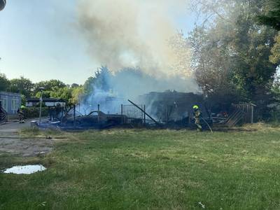 Chalet en auto volledig uitgebrand op camping in Heerle, rook tot ver in omgeving te zien