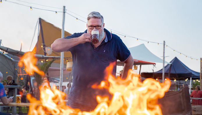 Roger de Frankrijker geniet van Veluwse Schavuyt Herfstbock tijdens Beer & Food Lovers op het terras van Soap in Apeldoorn.