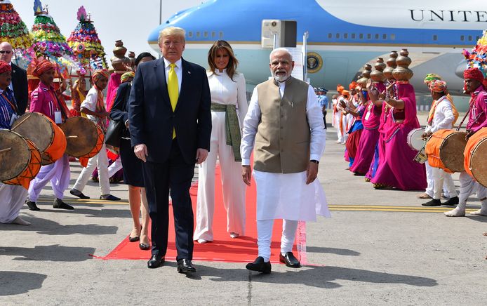 President Trump samen met premier Modi bij landing van Air Force One.