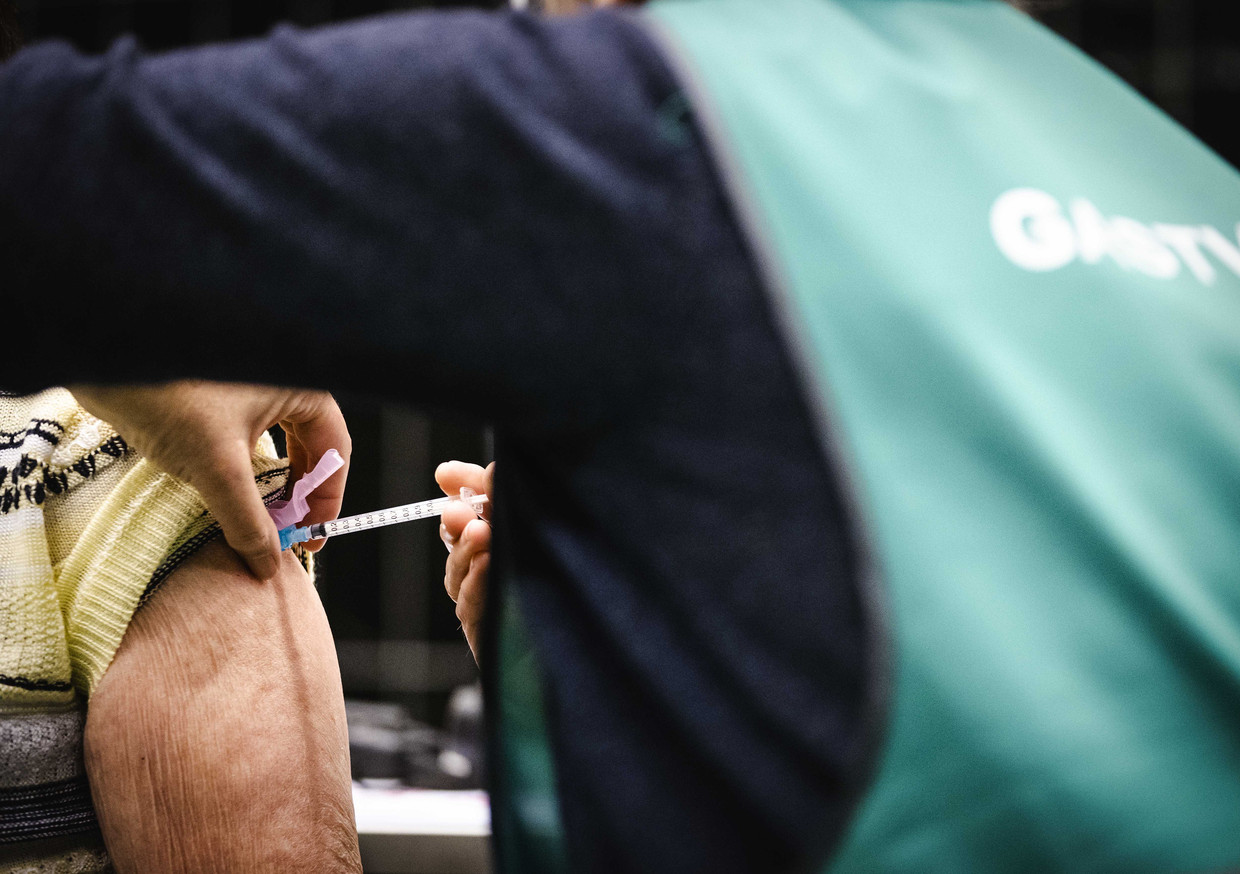 GGD fa accidentalmente a una donna una seconda iniezione con il vaccino sbagliato: “errore umano”