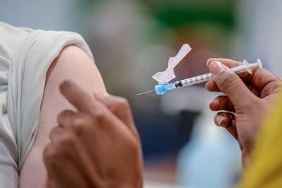 LIVE. Helft van Amerikaanse volwassenen kreeg minstens één dosis van vaccin - Brits onderzoek stelt ex-patiënten opnieuw bloot aan coronavirus
