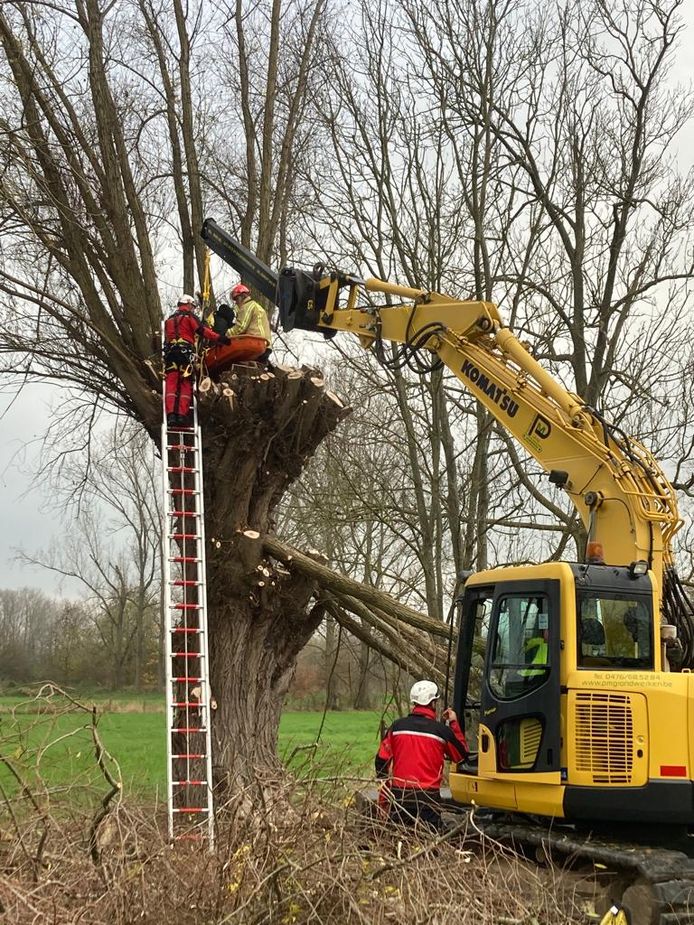 De kraan van een grondwerker deed dienst om het slachtoffer te bevrijden.