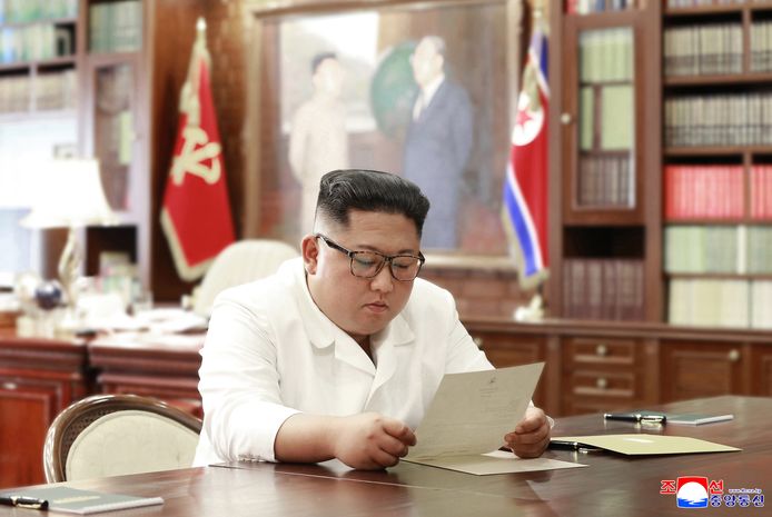 Kim Jong-un leest een brief van de Amerikaanse president Donald Trump.