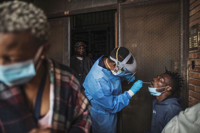 Een arts neemt een staal bij een man in de Zuid-Afikaanse provincie Gauteng, waar de voorbije twee weken het aantal covidbesmettingen snel steeg. Beeld AFP