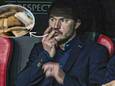 Carl Hoefkens steekt tijdens de wedstrijd Leverkusen-Club Brugge wat snus onder zijn lip.