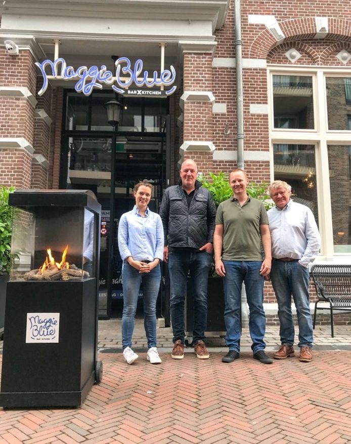 John Vermeer met de nieuwe eigenaren Martin en Selina Kalkhoven.