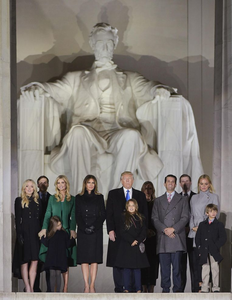 Donald Trump poseert donderdag na afloop van het eerste inauguratie-concert met zijn familie bij het Lincoln Memorial in Washington. Beeld AFP