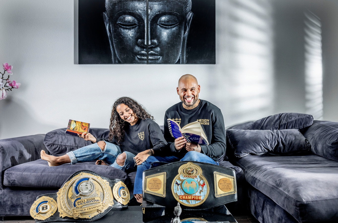 Vechtsportkoppel Denise Kielholtz en Hesdy Gerges thuis op de bank in Amsterdam-Noord.