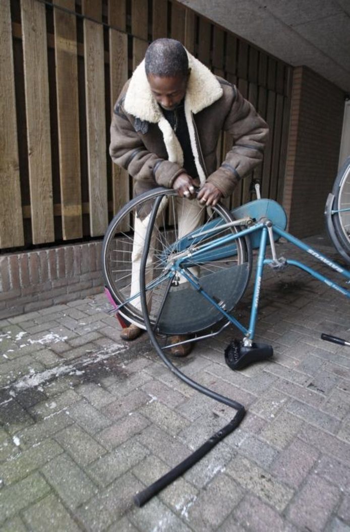 Een kind de fietsband | | ed.nl