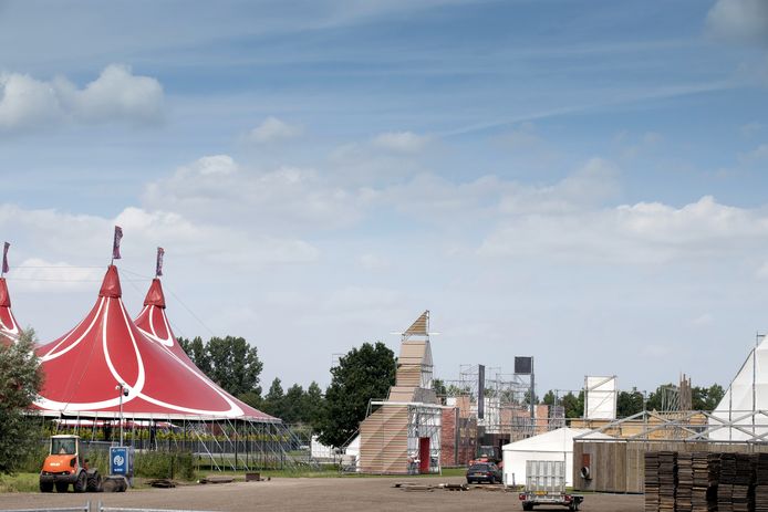 Het festivalterrein van Paaspop is al voor een groot deel opgebouwd.