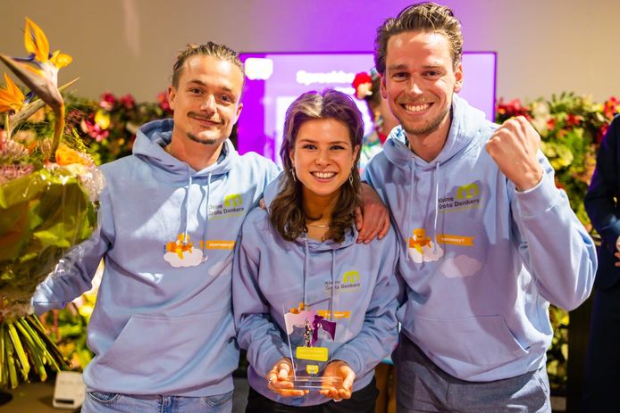 De Kleine Grote Denkers uit Roosendaal winnen de Onderwijs Innovatie Prijs. Vlnr Kilian schaap, Charlotte Abels en Ruud Verbraak.