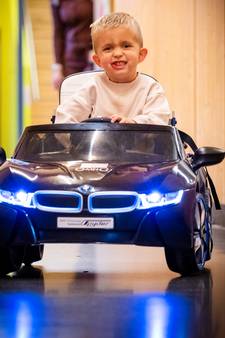 Speciale mini-BMW’s in kinderrevalidatiecentrum: ‘Veel kindjes hier kunnen niet steppen of fietsen’