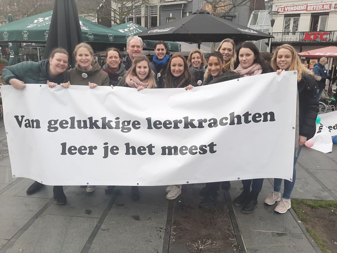 Juffen en meesters protesteren in Tilburg